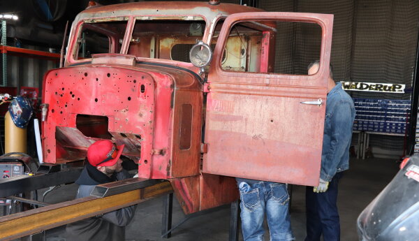Stalowy rat rod i Coronet ze złomowiska