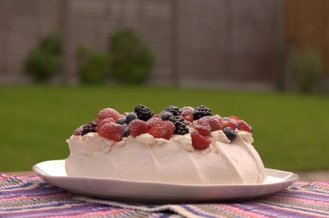 Tort bezowy z owocami
